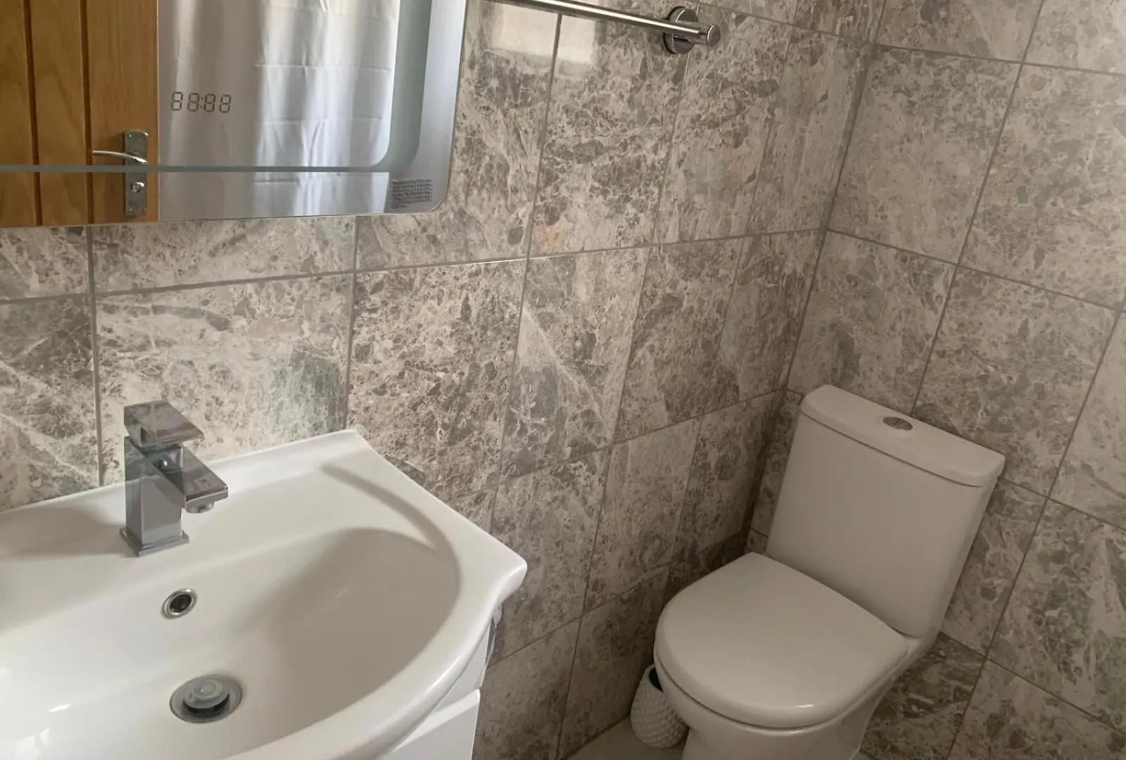 Private Room Renovated With Standard Size Brown Desk In Se9 6Pg Londres Quarto em Acomodações Particulares