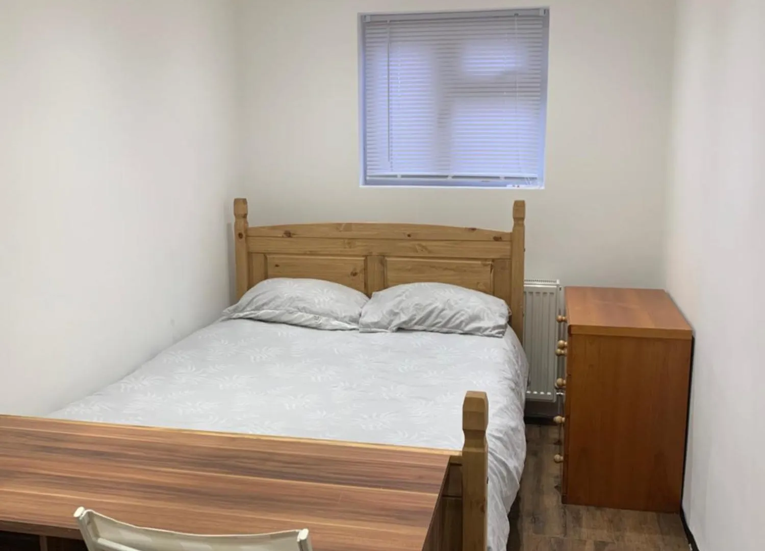 Private Room Renovated With Standard Size Brown Desk In Se9 6Pg Londres