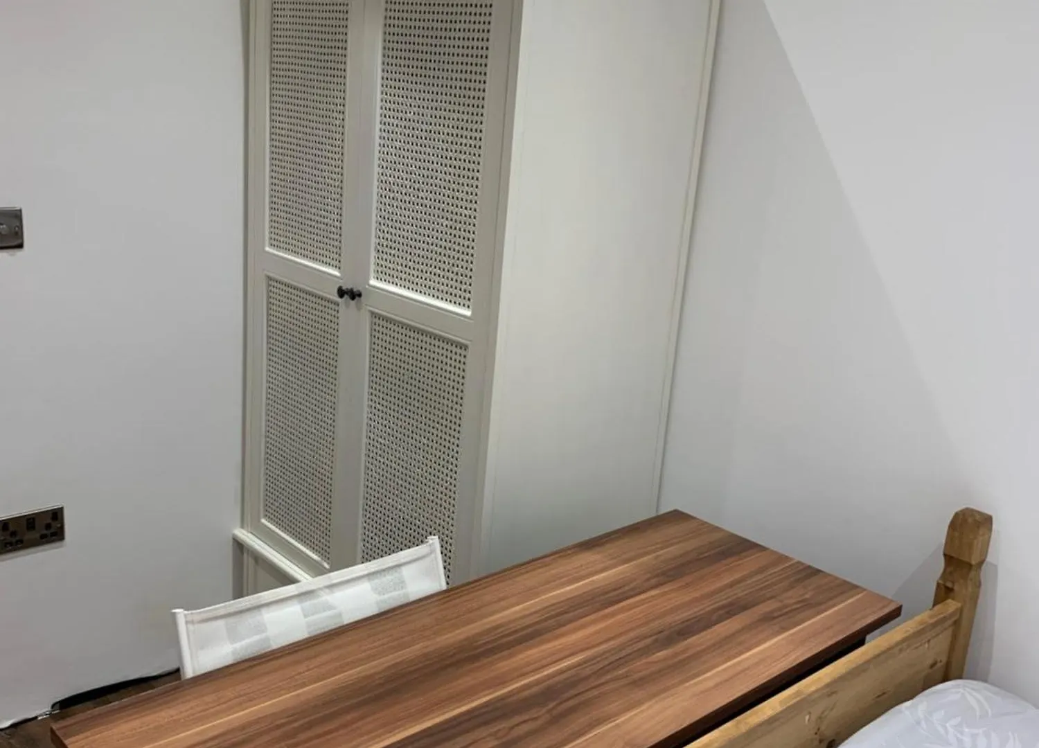 Private Room Renovated With Standard Size Brown Desk In Se9 6Pg Londres