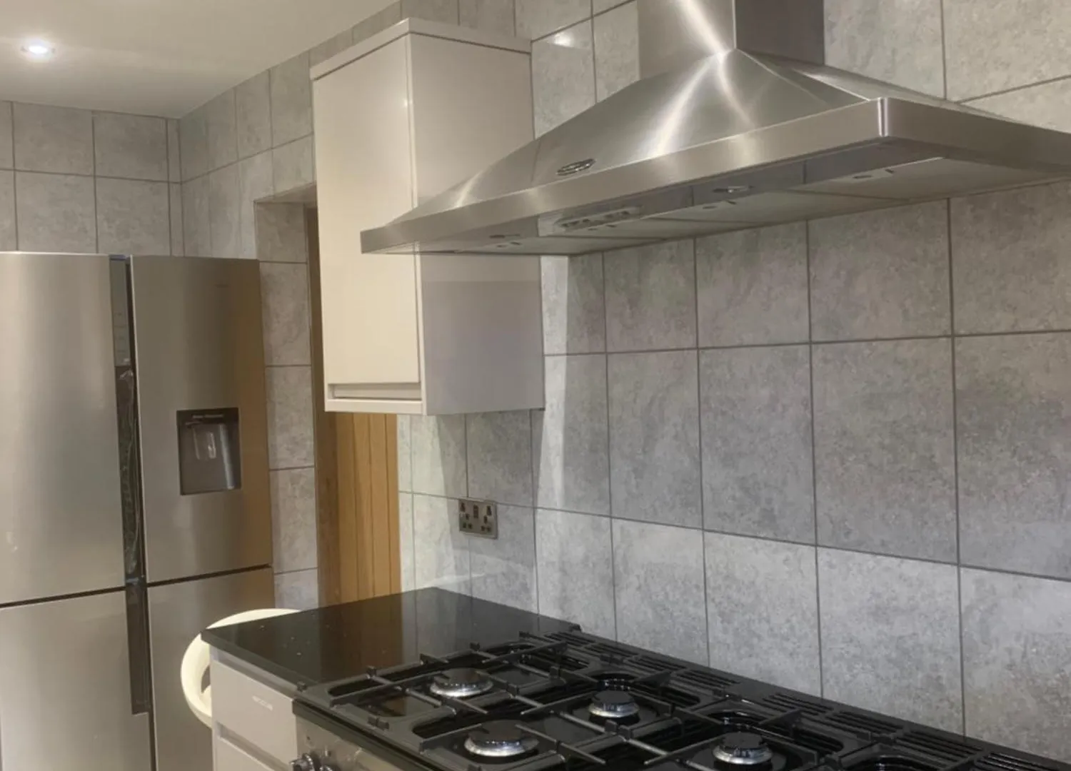 Private Room Renovated With Standard Size Brown Desk In Se9 6Pg Londres 0*,