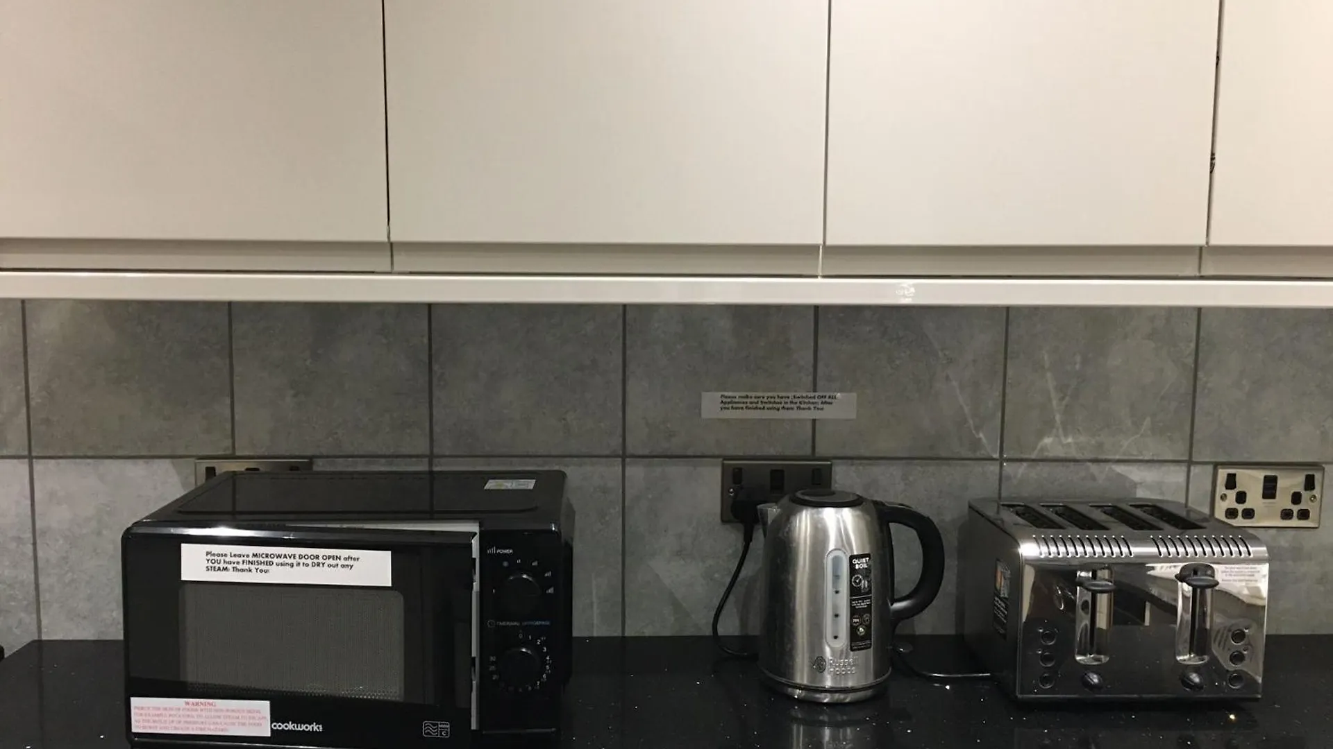 Homestay Private Room Renovated With Standard Size Brown Desk In Se9 6Pg London